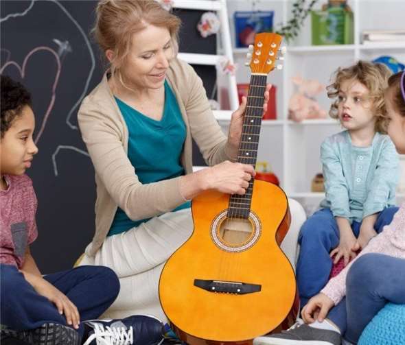 Die Kinder finden im Rahmen des Kurses heraus, welches Instrument zu ihnen passt. Foto: KMS MYK