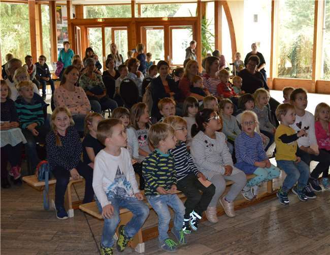 Die Kinder folgten mit Spannung der Geschichte. ab
