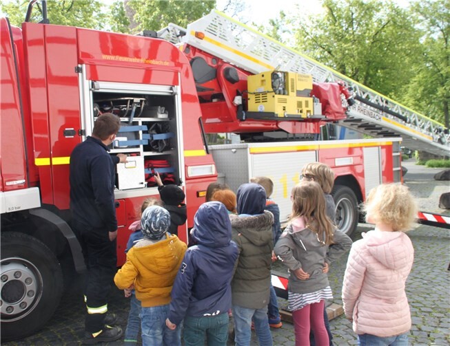 Die Kinder fragten den Feuerwehrmann Löcher in den Bauch.