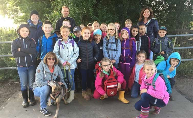 Die Kinder freuen sich darüber, die Swistbachaue zu erkunden - besonders in der Anwesenheit von Hund Kiko. Foto: privat