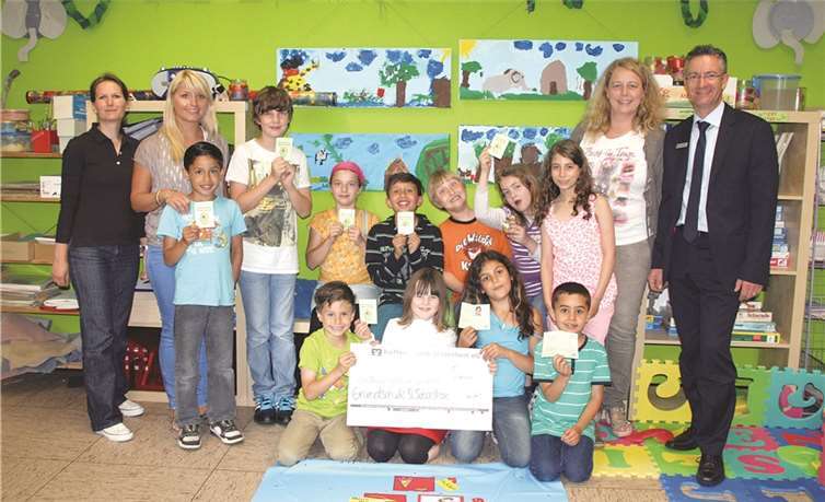 Die Kinder freuen sich im Beisein von Markus Reif über ihre Ernährungsführerscheine. privat