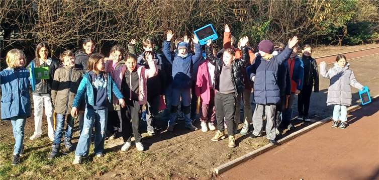 Die Kinder freuen sich sehr über die Erneuerung der Laufbahn.  Fotos: privat