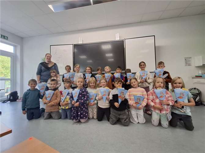 Die Kinder freuen sich sehr über die Geschenke der Bücherei.Fotos: privat