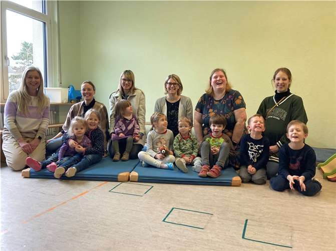 Die Kinder freuen sich sichtlich über die neuen Turnmatten: vli. Elisabeth Schuster / Standortleitung Kita St. Servatius und Eltern der Initiative „Heinzelmännchen Greimersburg“. Quelle: Kita Landkern