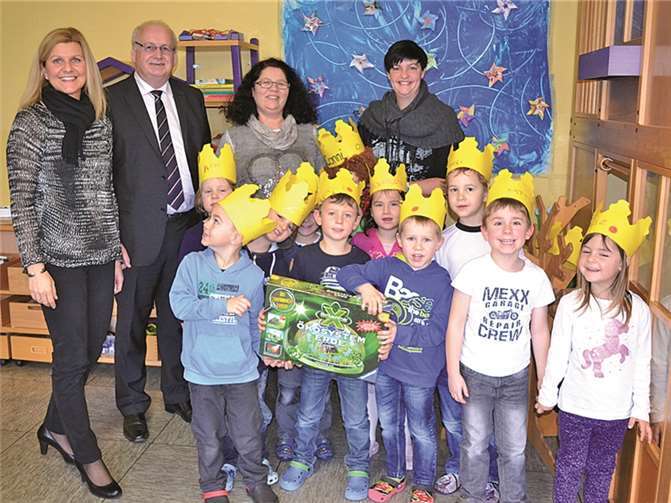 Die Kinder freuen sich über das Geschenk der Energieagentur „unser-klima-cochem-zell“. Gemeinsam mit den Erzieherinnen können die kleinen Forscher den Experimentierkasten nutzen, um noch vielen Geheimnissen rund um das Thema Energie auf die Spur zu kommen. Das Foto zeigt hinten von links: Nicole Jobelius-Schausten, Bürgermeister Karl-Heinz Simon, Heike Schug-Ternes und Verena Buchholz.privat