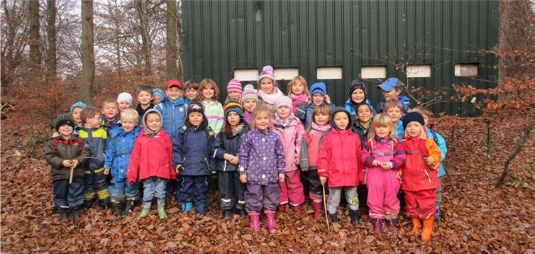 Die Kinder freuen sich über den Schutz vor überraschenden Regengüssen.privat