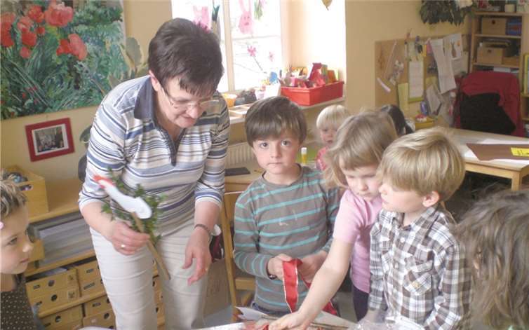 Die Kinder freuen sich über den regelmäßigen Besuch von Margret Hameyer. Privat