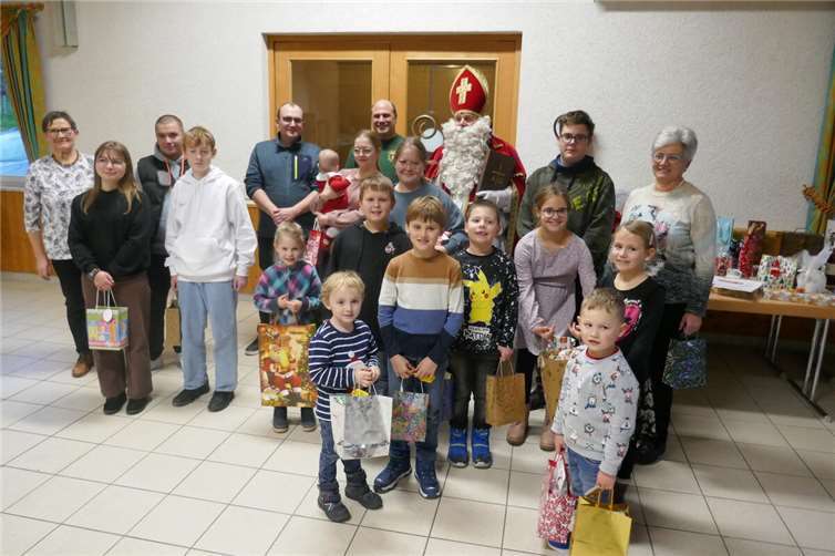 Die Kinder freuen sich über die Geschenke vom Nikolaus.  Foto: Ulrich Eckhard