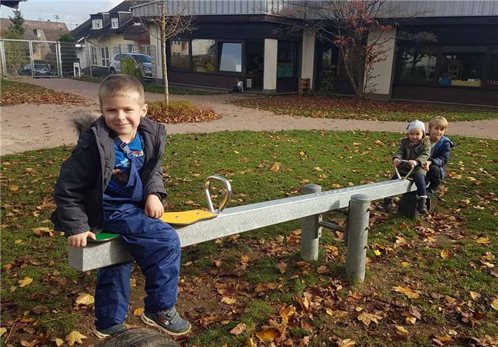 Die Kinder freuen sich über die Wippe. Foto: privat