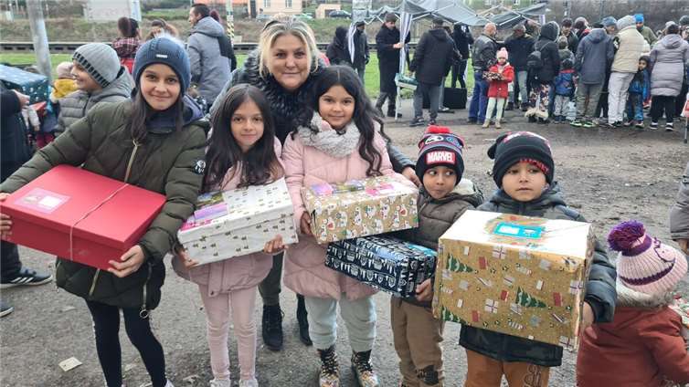 Die Kinder freuen sich über die erhaltenen Päckchen.  Fotos: Detlef Reusch