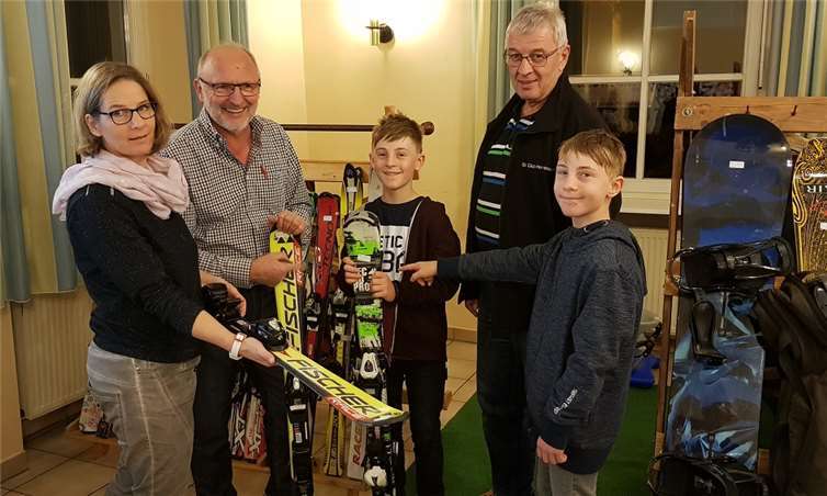 Die Kinder freuen sich über die frisch erstandenen Ski. Privat