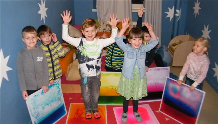 Die Kinder freuen sich über die neuen Gel-Platten.