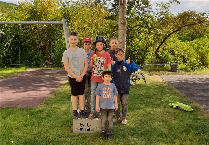 Die Kinder freuen sich über die neuen Spielgeräte.