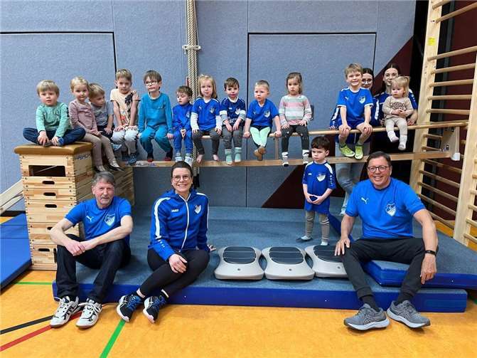 Die Kinder freuen sich über die tolle Ausrüstung.  Foto: privat