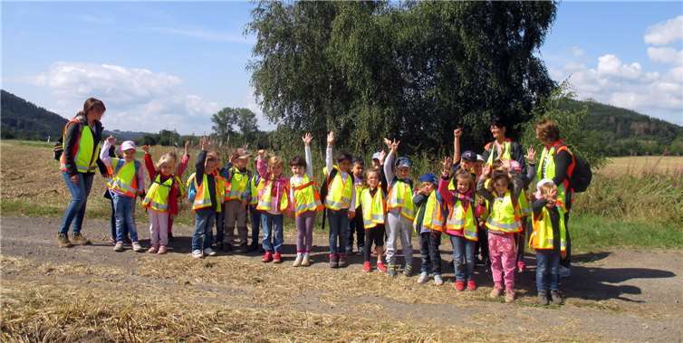 Die Kinder freuen sich über einen ereignisreichen Tag. Foto: privat