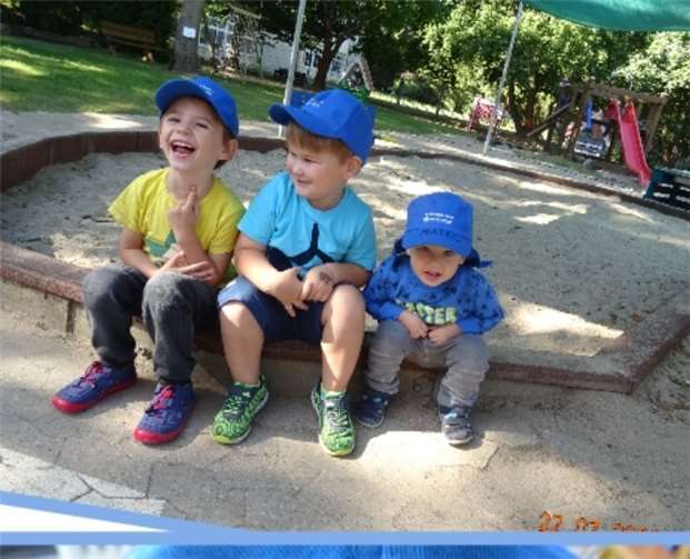 Die Kinder freuen sich über ihre neuen Kappen. Foto: privat