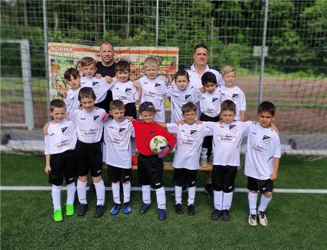 Die Kinder freuen sich über ihre neuen Trikots. Foto: privat