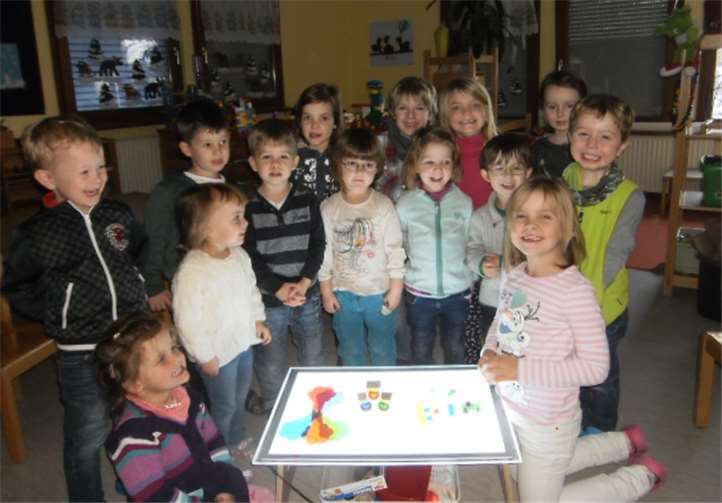 Die Kinder freuen sich über ihren neuen Leuchttisch. privat