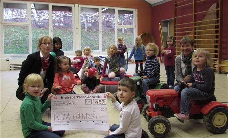 Die Kinder freuen sich über neue Fahrzeuge und Bewegungsmaterial. privat