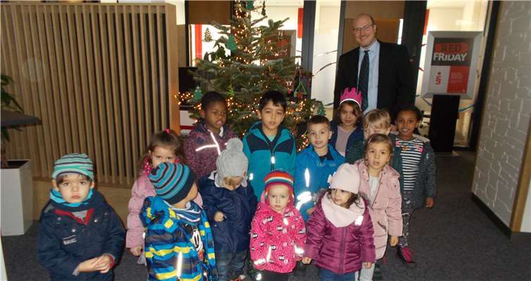 Die Kinder freuten sich auch in diesem Jahr den Baum in der Kreissparkasse schmücken zu dürfen. Foto: privat