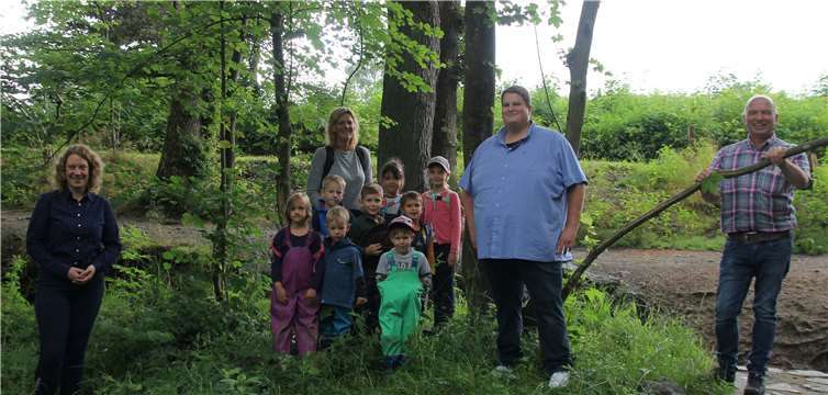 Die Kinder freuten sich, dass die Renovierung des Bauwagens der Kita Sonnenschein beendet ist. Foto: privat