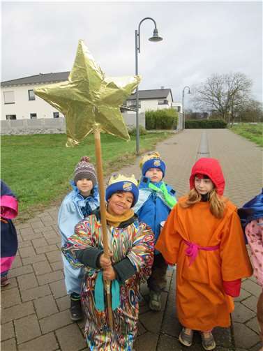 Die Kinder freuten sich, den Segen in die Häuser zu bringen.  Foto: Kita Weitersburg