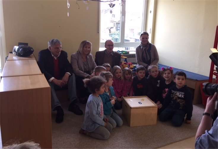 Die Kinder freuten sich gemeinsam mit Heiner Dieroff, Elisabeth Wilhelmi-Dietrich und Klaus Ohlshausen vom Rotary Club und Kindergartenleiterin Gisela Drexler über die Mathekiste. Privat