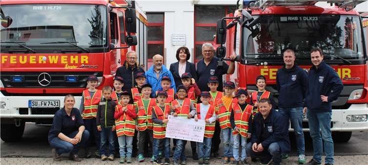 Die Kinder freuten sich mit den Erwachsenen (hinten von links) Lydia Eichen, Walter Langer, Gert-Uwe Geerdts, Martina Koch, Laurenz Kreuser, Thomas Gundlach, Sven Grevenstein und Rainer Birken.Foto: Jasmin Schöbel
