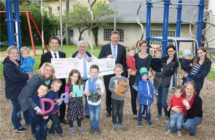 Die Kinder freuten sich mit ihren Müttern über die Zuwendung für ihren Spielplatz. te