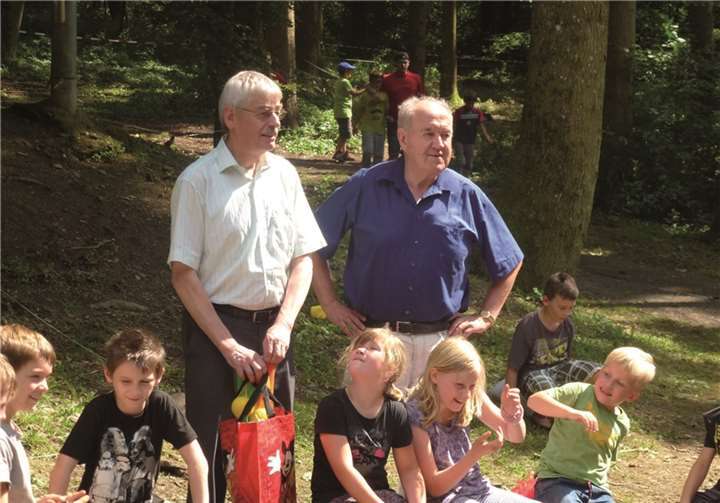 Die Kinder freuten sich riesig über die Geschenke von Bürgermeister und Beigeordnetem. AWO
