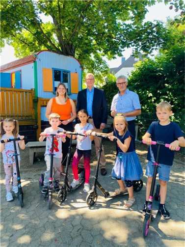 Die Kinder freuten sich sehr über die Roller.  Foto: Medardus Grundschule