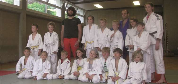 Die Kinder freuten sich sehr über die bestandene Prüfung. privat