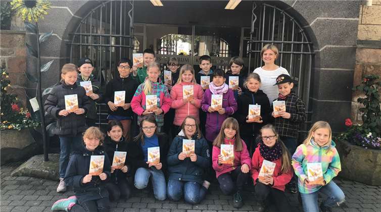 Die Kinder freuten sich über das Welttag-Buch.Foto: privat