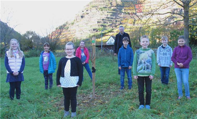 Die Kinder freuten sich über den Baum. Foto: privat