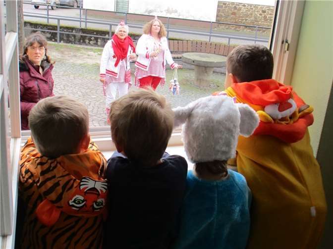 Die Kinder freuten sich über den Besuch der Möhnen. Foto: privat