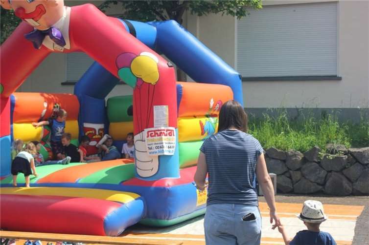 Die Kinder freuten sich über die Hüpfburg.