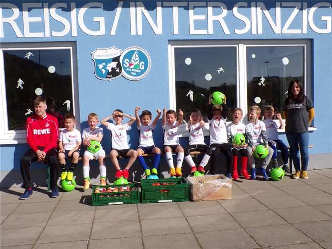 Die Kinder freuten sich über die Obstspende.  Foto: privat