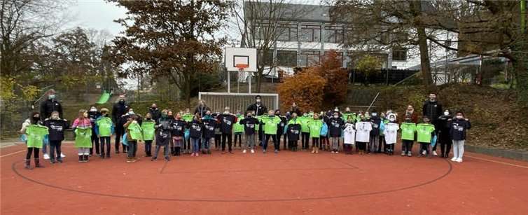 Die Kinder freuten sich über die T-Shirts. Fotos: privat