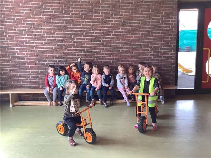 Die Kinder freuten sich über die neuen Laufräder und drehten sofort ihre Runden. Foto: privat