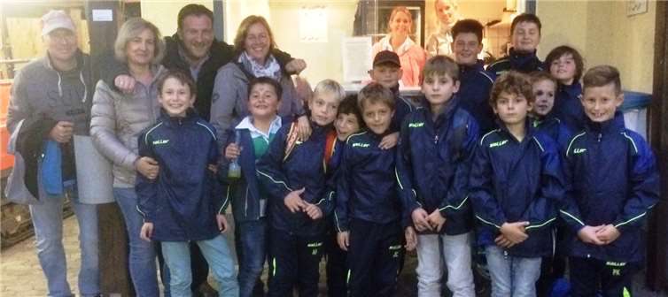 Die Kinder freuten sich über die neuen Regenjacken, die sie vor Wind und Wetter schützen werden. privat