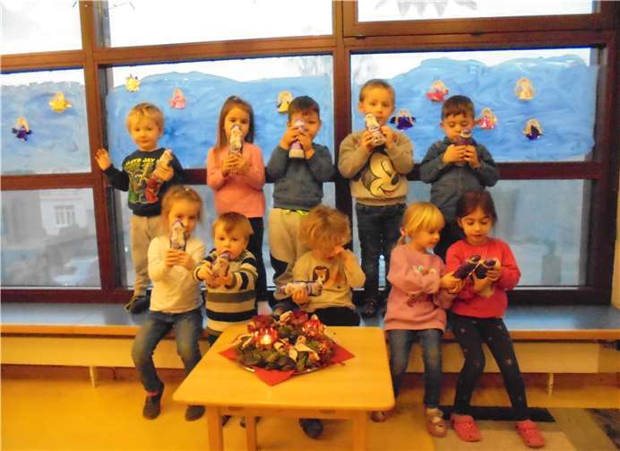 Die Kinder freuten sich über die weihnachtliche Überraschung. Foto: Kita Brohl