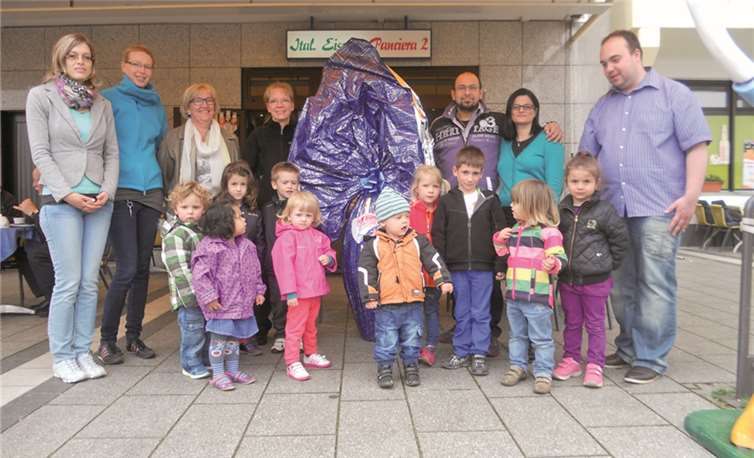 Die Kinder freuten sich über ein zehn kilogramm schweres Schokoladenei.privat