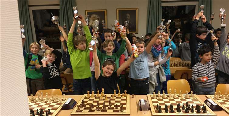 Die Kinder freuten sich über ihre Pokale für die erfolgreiche Teilnahme.  privat