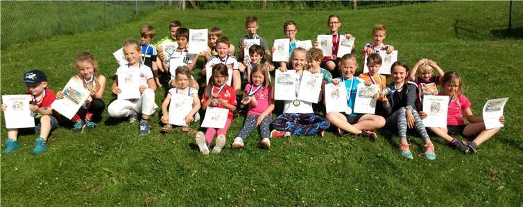 Die Kinder freuten sich über ihre Urkunden und Medaillen. privat