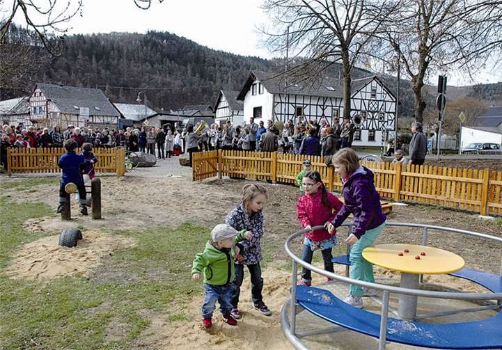 Die Kinder freuten sich über ihren neuen Spielplatz.
