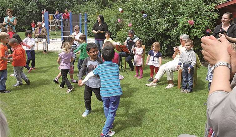 Die Kinder führen einen Tanz vor. Stadt Meckenheim
