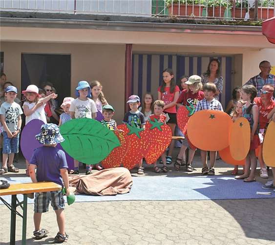 Die Kinder führten „Die kleine Raupe Nimmersatt“ auf und begeisterten damit ihr Publikum. privat