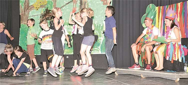 Die Kinder führten eine große Dschungelshow auf.StF
