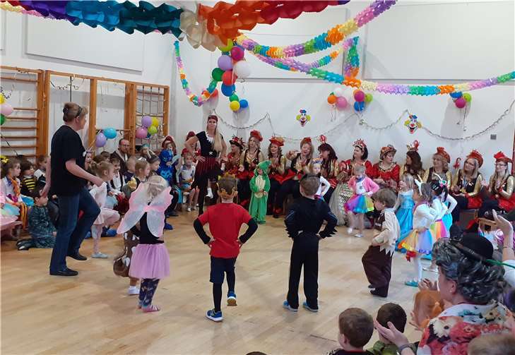 Die Kinder führten fröhliche Gruppentänze vor.Foto: privat