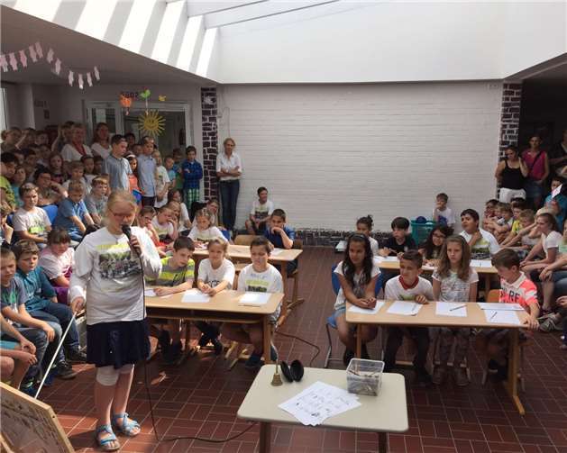 Die Kinder führten gekonnt ein kleines Theaterstück auf, das einen Schultag auf humoristische Weise betrachtet. privat